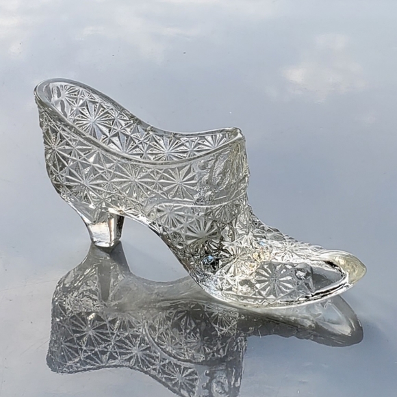 Vntg Daisy and Button Clear Glass Slipper - Picture 4 of 9